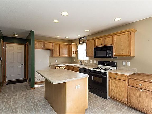 4th image of 918 5th Avenue Dr W