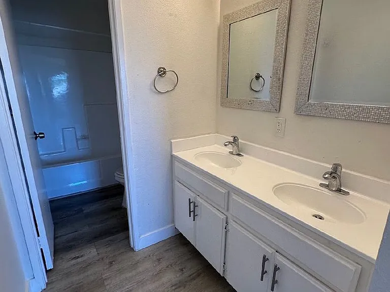 2226 Lewis Ave — Photo 8