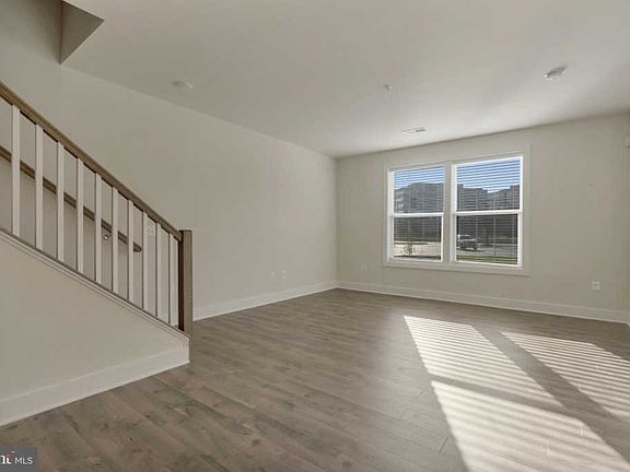 5th image of 39 Silverway Dr