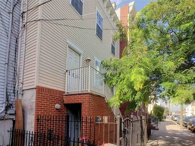 2 bed, 1.0 bath, 1150 sqft, $2,200 — Photo 1