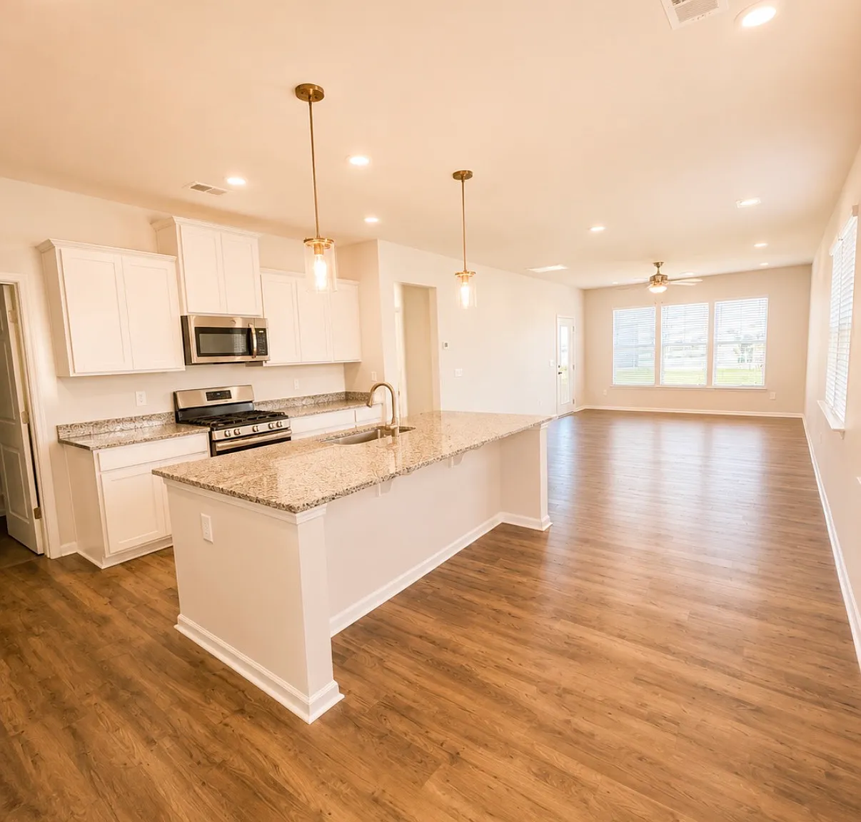 4 bed, 2.5 bath, 2000 sqft, $2,400 — Photo 3