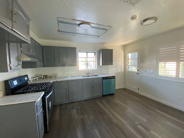 352 E College St — Photo 5