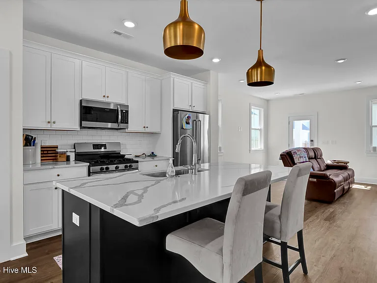 812 Edgerton Dr — Photo 5