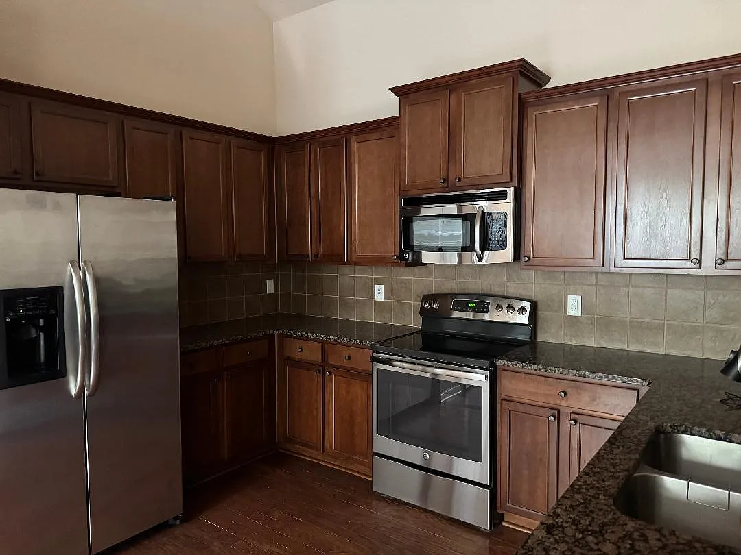 3 bed, 1800 sqft, $2,500 — Photo 3