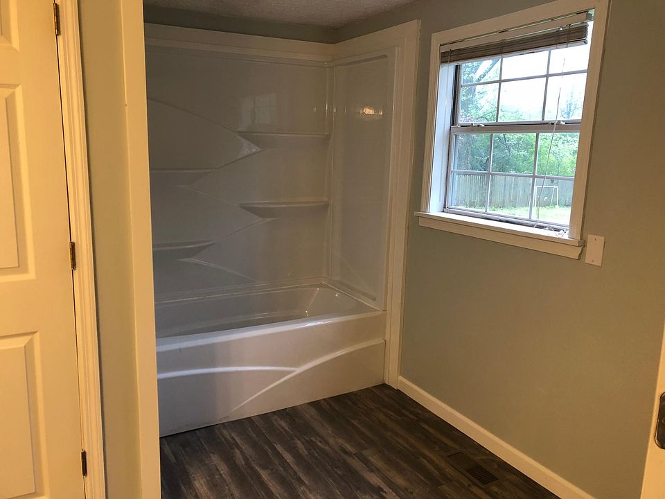 Large bathroom. New flooring, bathtub in 2017.