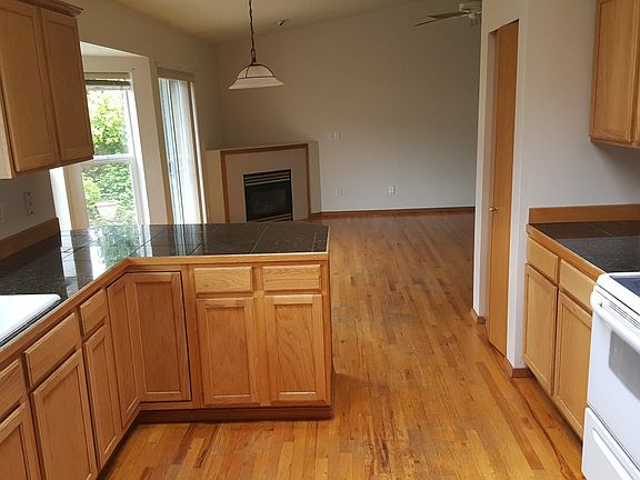4th image of 180 Tarragon Ave