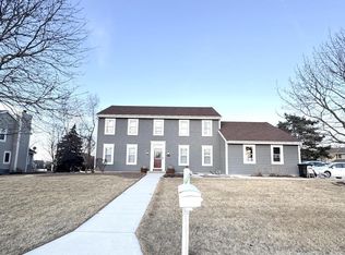 N51W17118 Maple Crest Ln, Menomonee Falls, WI 53051