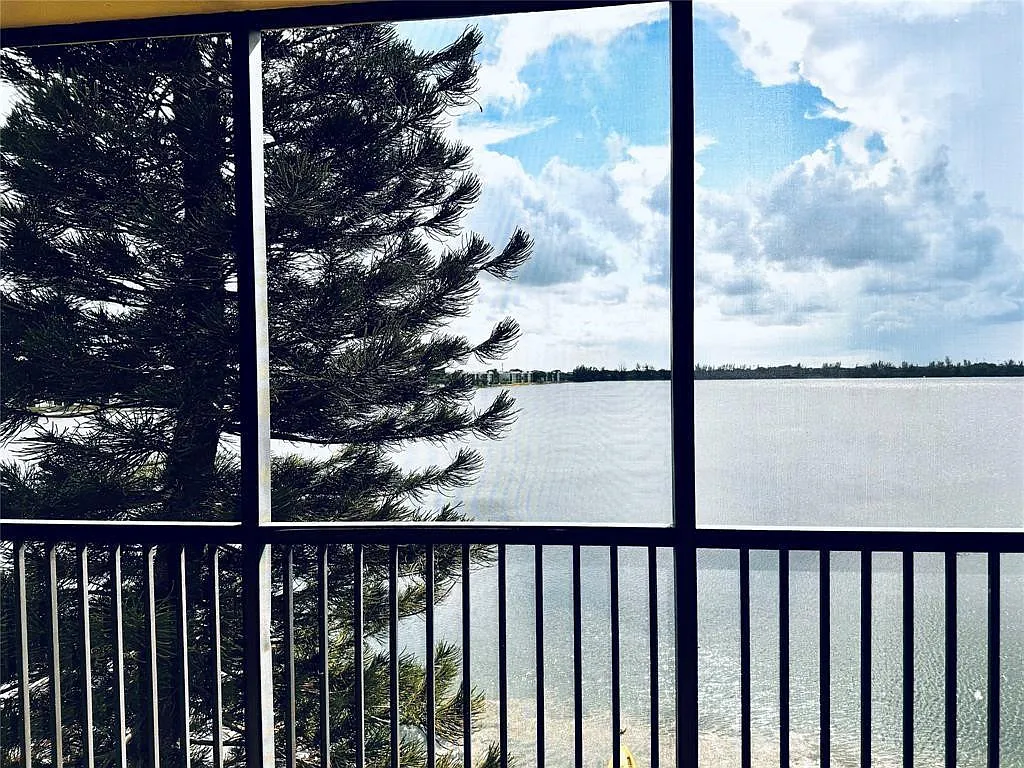 2 bed, 2.0 bath, 920 sqft, $1,900 — Photo 1