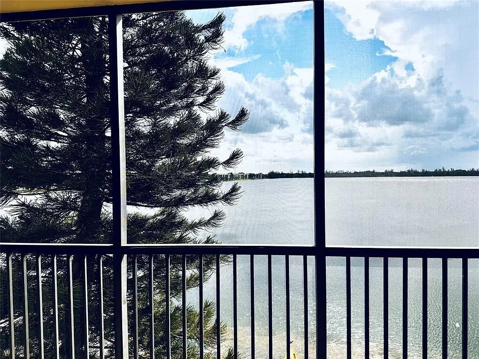 111 Lake Emerald Dr #407