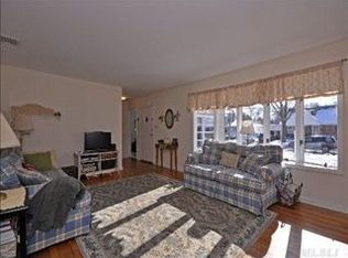 9 Keats Pl, Greenlawn, NY 11740