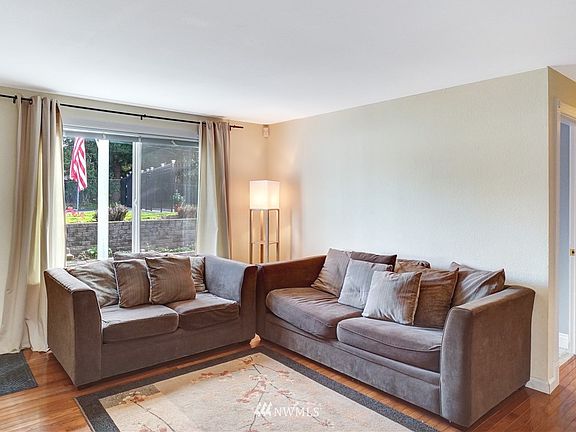 Roomy, inviting Living Room 