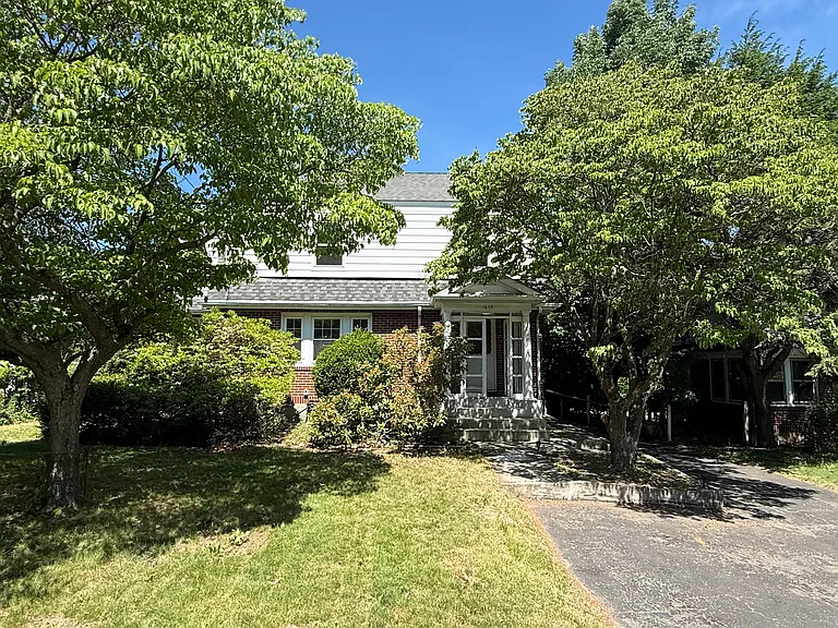 1639 Washington St — Photo 1
