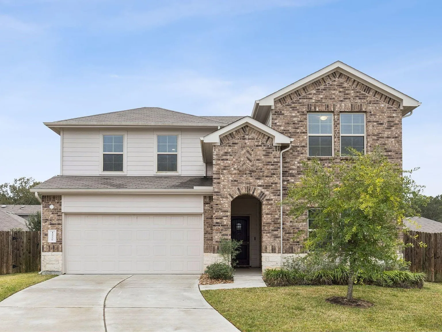 4 bed, 3.0 bath, 2600 sqft, $2,300 — Photo 2