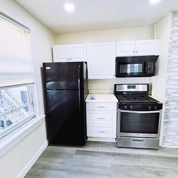 378 Chelsea St #2 — Photo 2
