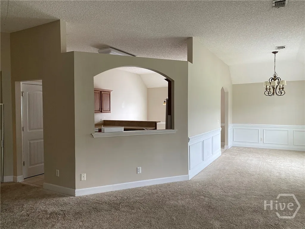 4 bed, 2.0 bath, 2144 sqft, $2,350 — Photo 4