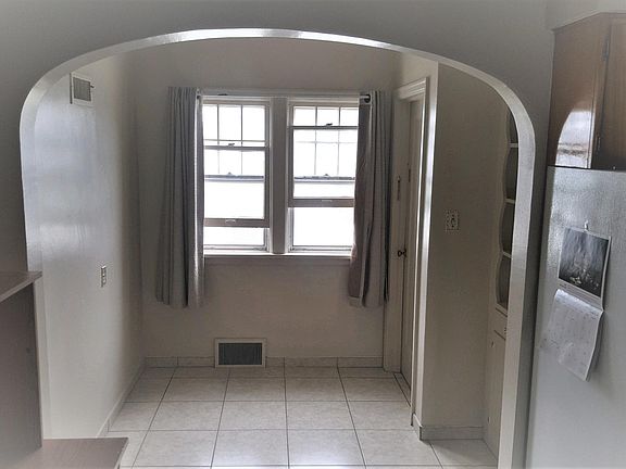 4th image of 527 1st Ave