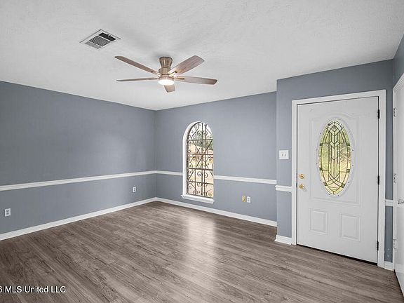 3rd image of 2853 Pine Circle Dr