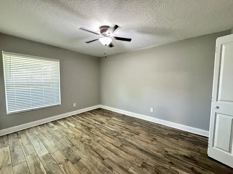 1301 Queen Elaine Dr — Photo 24