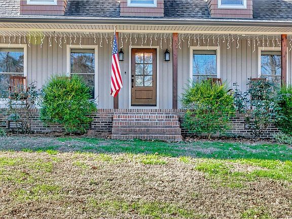 4th image of 443 Donna Ln