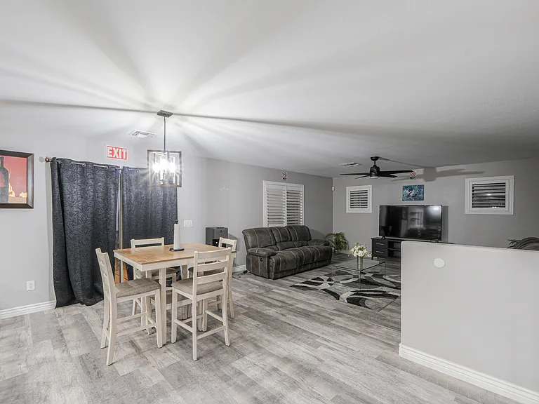 1235 W Castle Dr — Photo 8