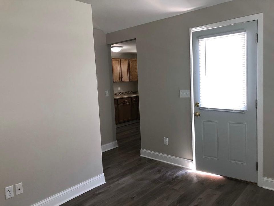 Entry/living room & kitchen