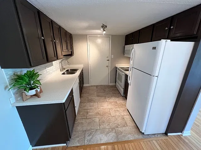 2 bed, 1100 sqft, $2,100 — Photo 2