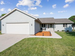 811 River Bluff Dr, Manitowoc, WI 54220