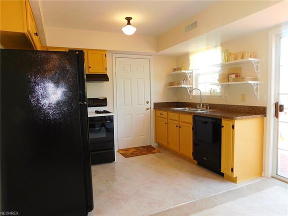 4th image of 14730 Lakeview Dr #1