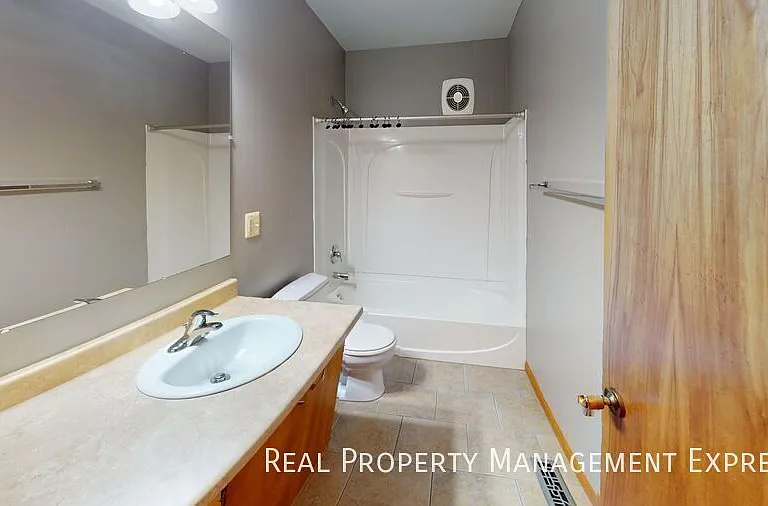 2200 W 39th St — Photo 8