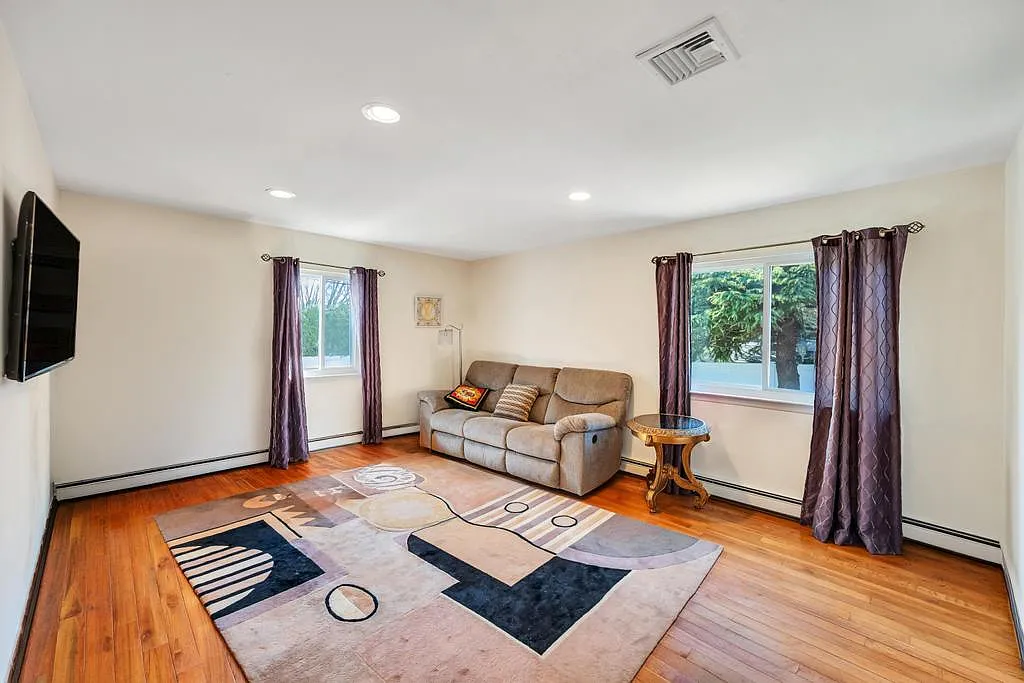 Felicia Ct, Plainview — Photo 4