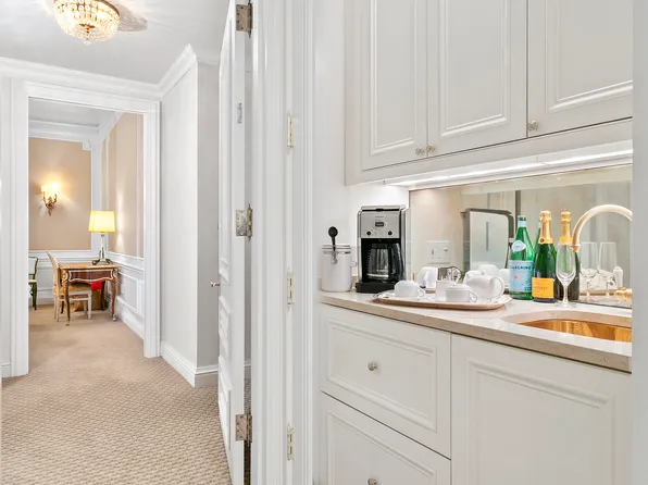 2 East 55th Street image 4 of 13