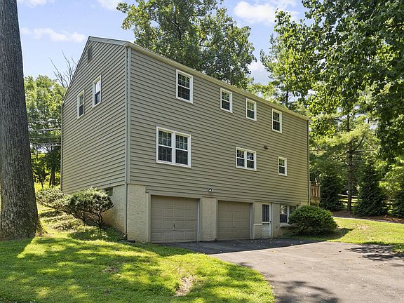 3rd image of 1615 Russell Rd