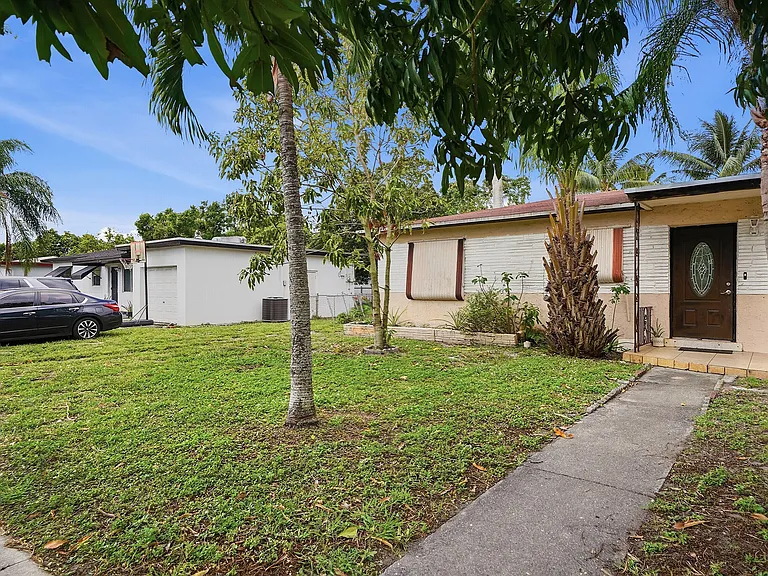2130 SW 67th Ave #A — Photo 2