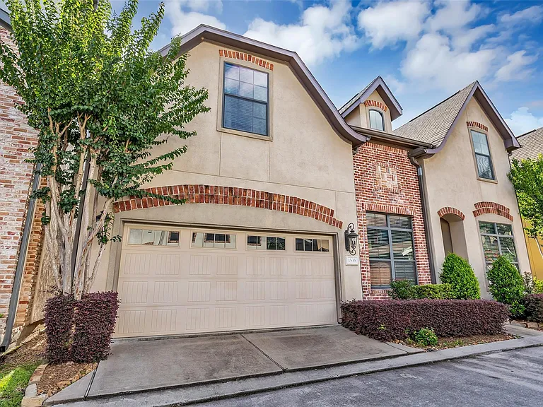 1535 Woodbend Park W — Photo 2