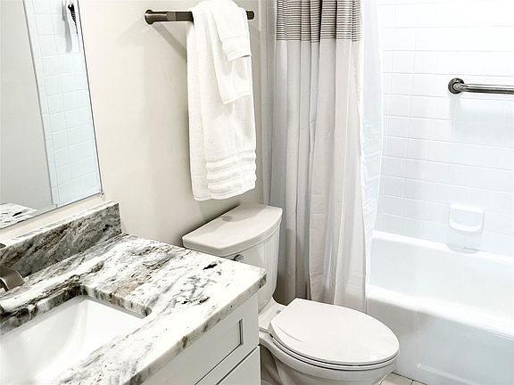 5th image of 40 NE Plantation Rd APT 410