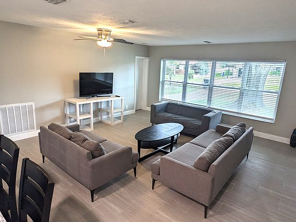 2nd image of 512 N Matanzas Ave
