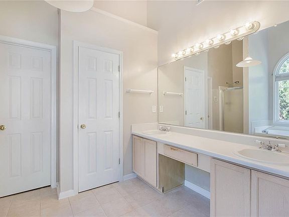 5th image of 3220 Somerset Ct SE