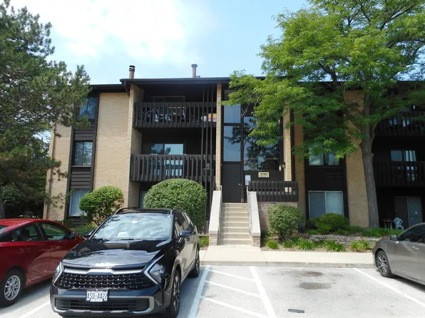 6190 Pinewood Ct APT 204, Willowbrook, IL 60527