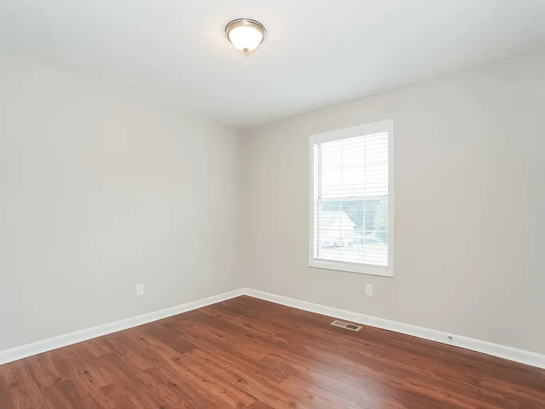 581 Woodcrest Dr — Photo 11