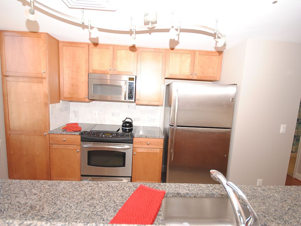 Kitchen w/ Marble Backsplash