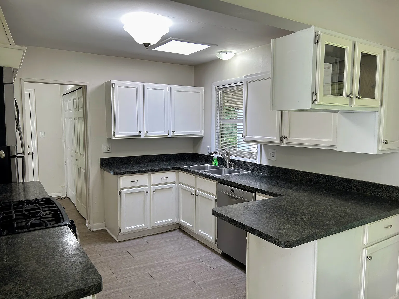 3 bed, 1299 sqft, $2,400 — Photo 3