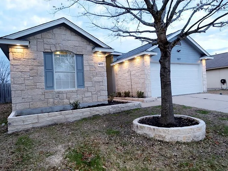 107 Tanglewood Ln — Photo 2