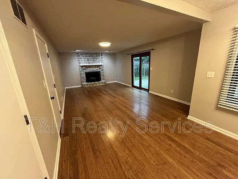 233 Boulder Ct — Photo 9