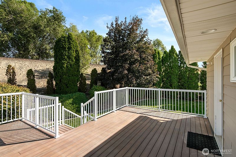 5th image of 927 Easy Street NE