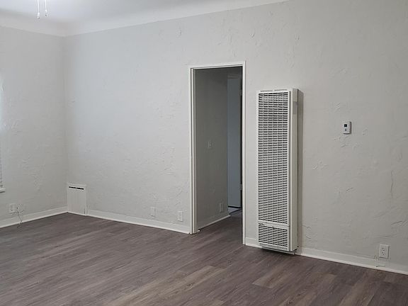 Living room (view 2)