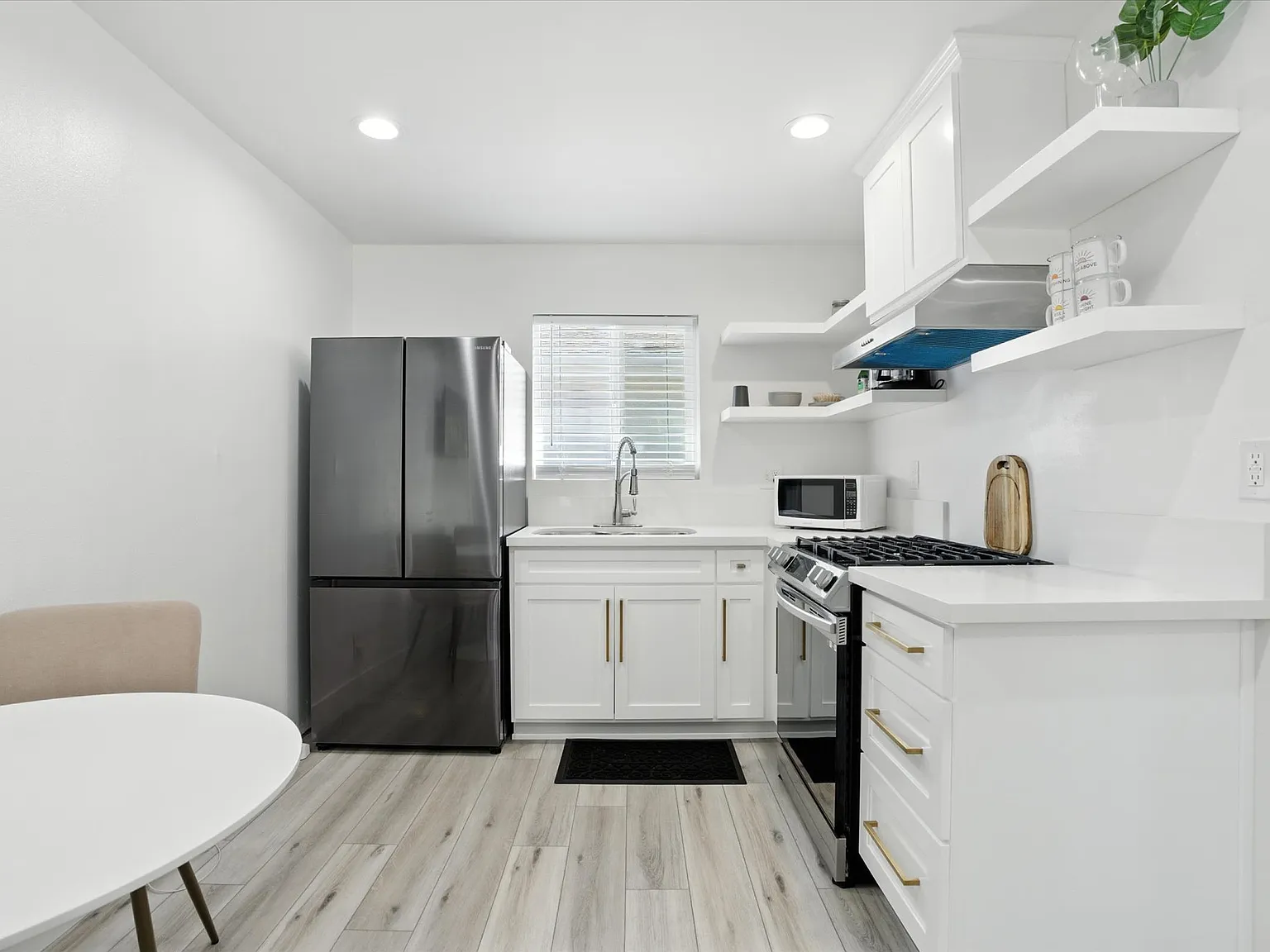 2132 Santa Fe Ave — Photo 2