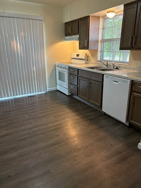 2 bed, 840 sqft, $895 — Photo 2