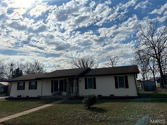 3rd image of 102 Laura St