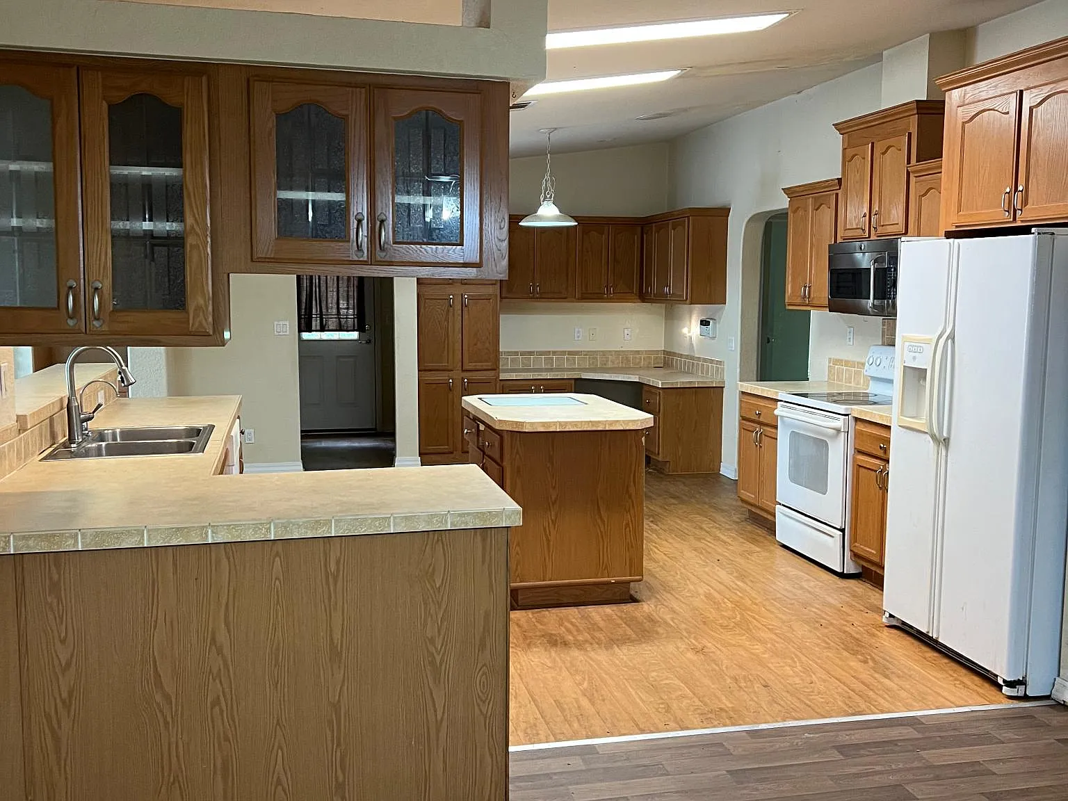 3 bed, 2180 sqft, $1,600 — Photo 3