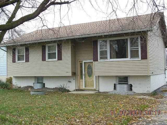 1st image of 2411 Lakewood Dr